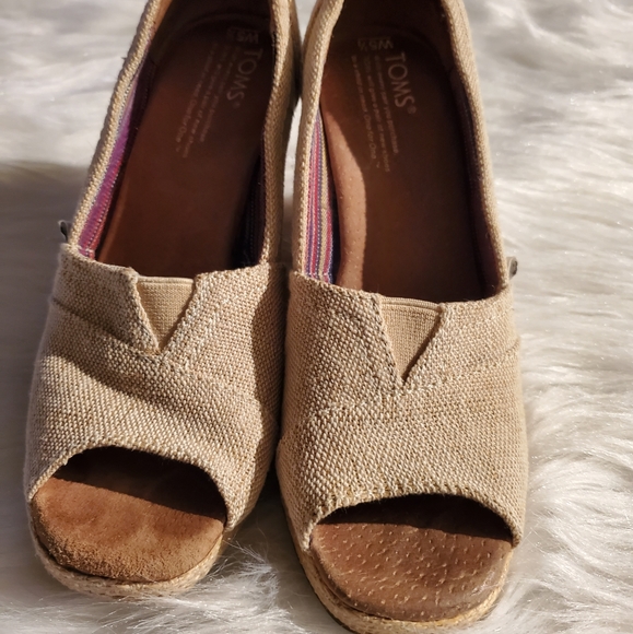 TOMS classic wedge pump Size 5 1/2 - Picture 3 of 4